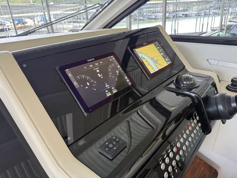 Slide: The Image of Cruisers 42 GLS 2027 - 33