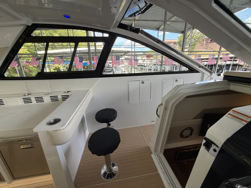 Slide: The Image of Cruisers 42 GLS 2027 - 35