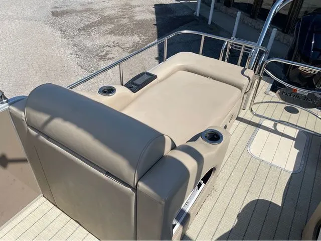 Slide: The Image of SunCatcher Elite 326 DLX SS 2017 - 11