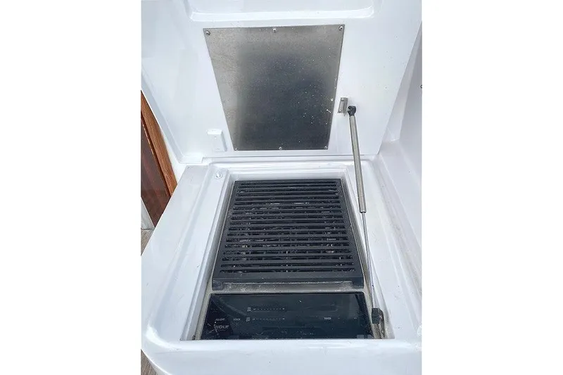 Slide: The Image of Built-in grill on 1989 Buddy Davis 61 Sportfish yacht. - 45
