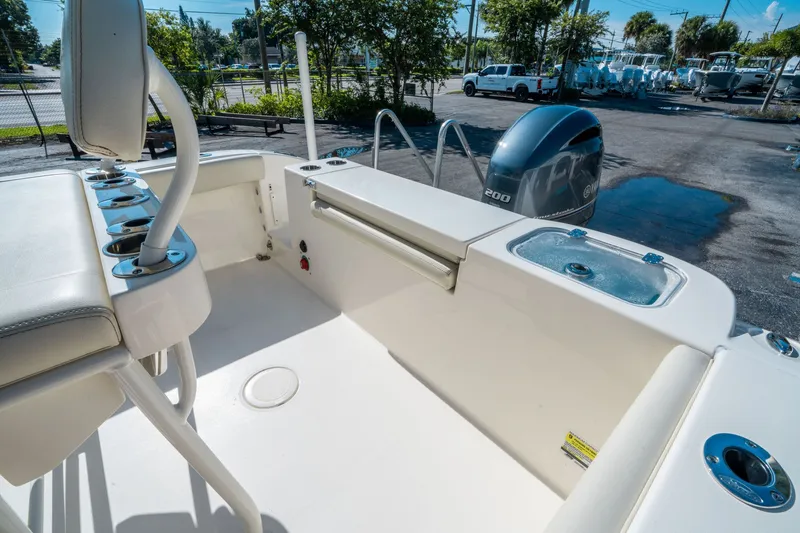 Slide: The Image of Cobia 220 CC 2020 - 10