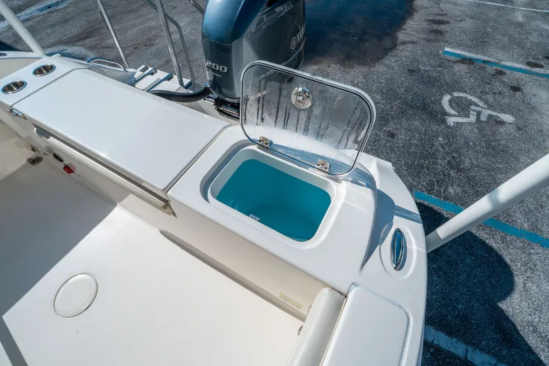 Slide: The Image of Cobia 220 CC 2020 - 12