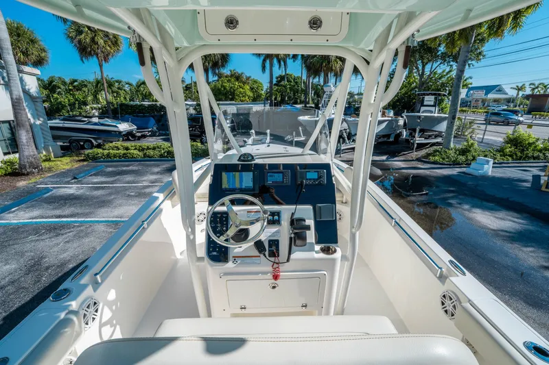 Slide: The Image of Cobia 220 CC 2020 - 13