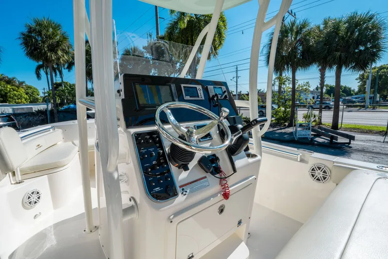 Slide: The Image of Cobia 220 CC 2020 - 14