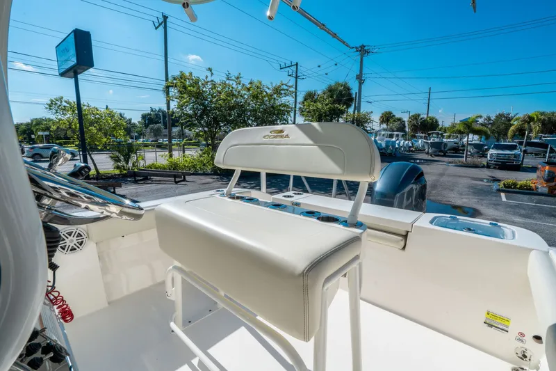 Slide: The Image of Cobia 220 CC 2020 - 15