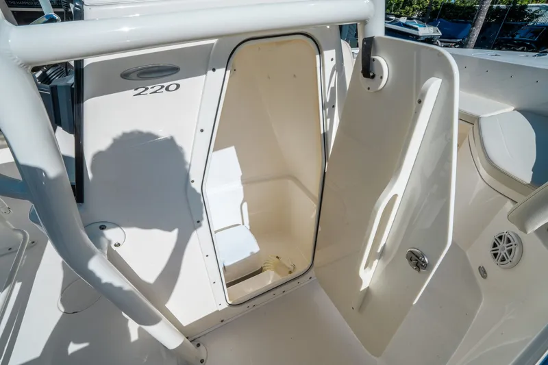 Slide: The Image of Cobia 220 CC 2020 - 16