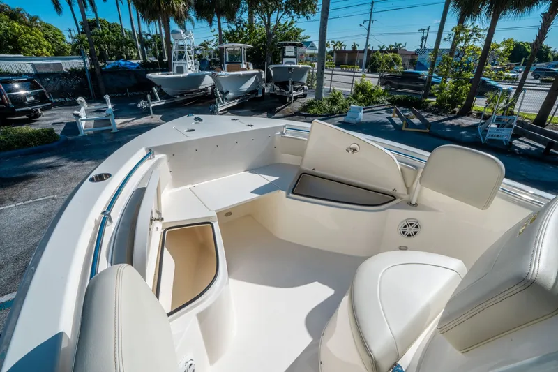 Slide: The Image of Cobia 220 CC 2020 - 19