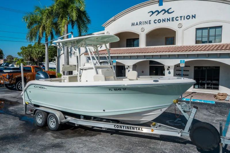 Slide: The Image of Cobia 220 CC 2020 - 8