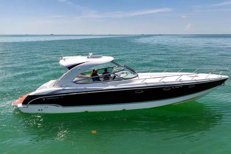 The Image of 2008 Formula 400 Super Sport boat cruising on clear blue water. - 0