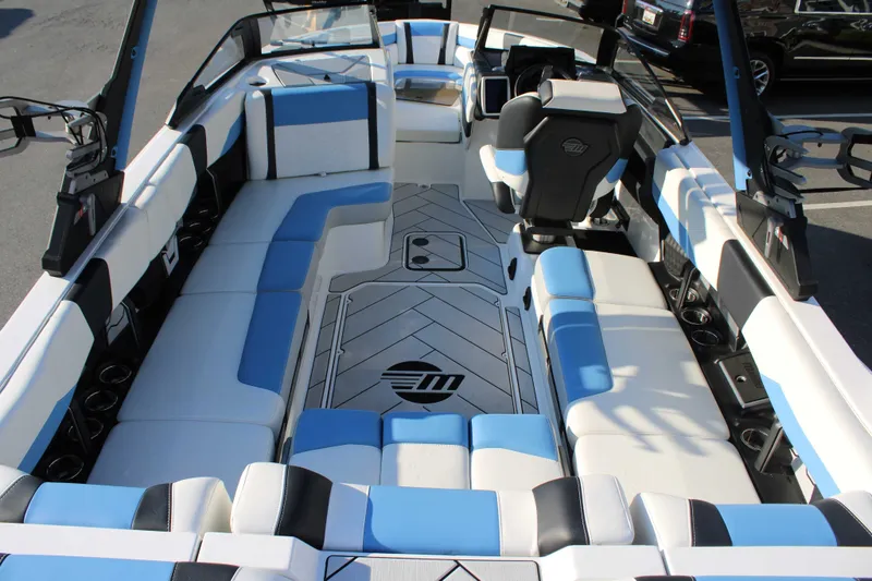 Slide: The Image of Malibu Wakesetter 23 LSV 2024 - 10