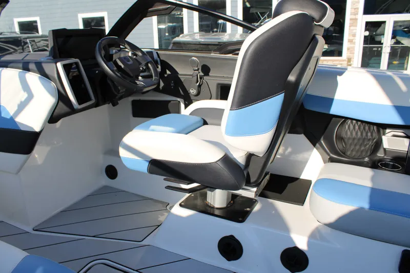 Slide: The Image of Malibu Wakesetter 23 LSV 2024 - 14