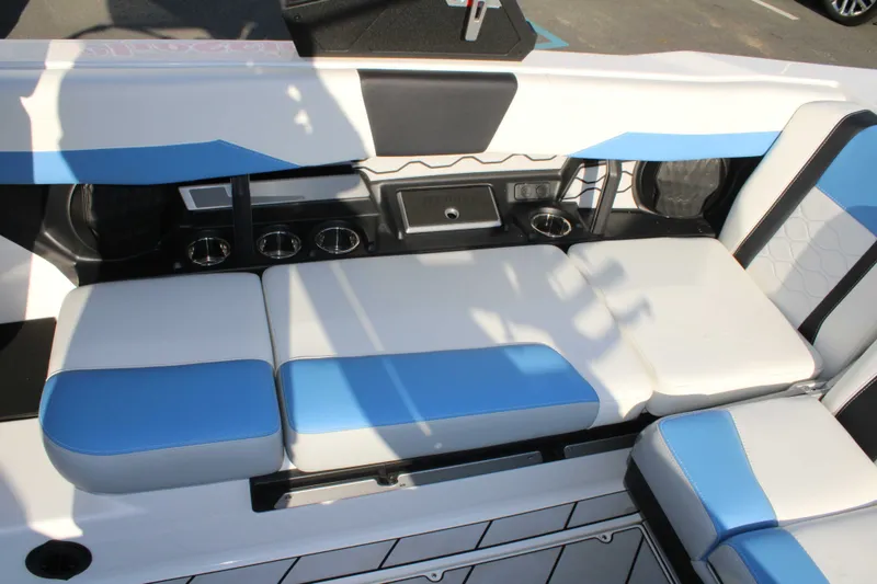 Slide: The Image of Malibu Wakesetter 23 LSV 2024 - 15