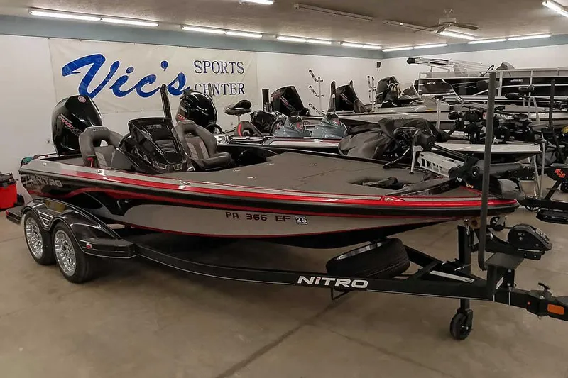 The Image of 2022 Nitro Z19 SC boat displayed at Vic's Sports Center showroom. - 1