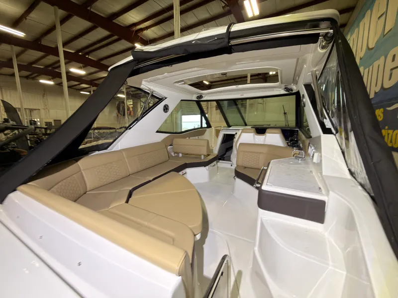 Slide: The Image of Sea Ray Sundancer 320 Outboard 2026 - 7