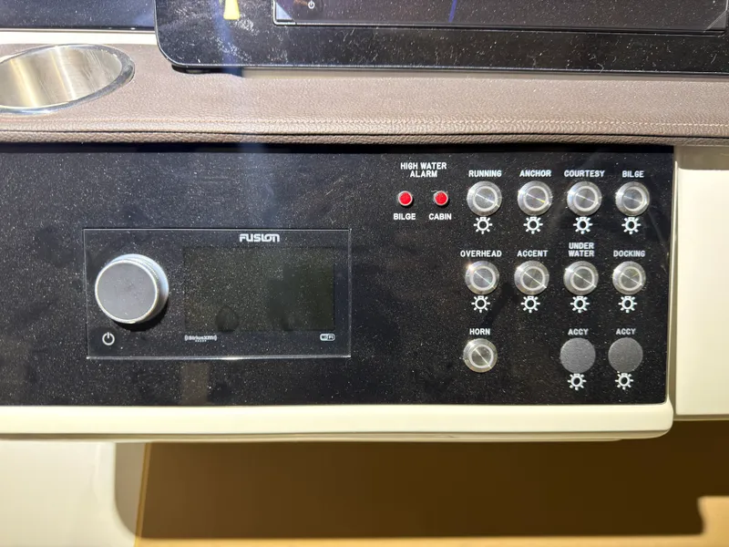 Slide: The Image of Sea Ray Sundancer 320 Outboard 2026 - 10