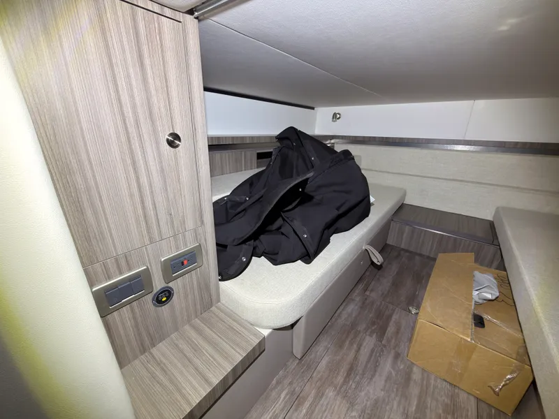 Slide: The Image of Sea Ray Sundancer 320 Outboard 2026 - 39