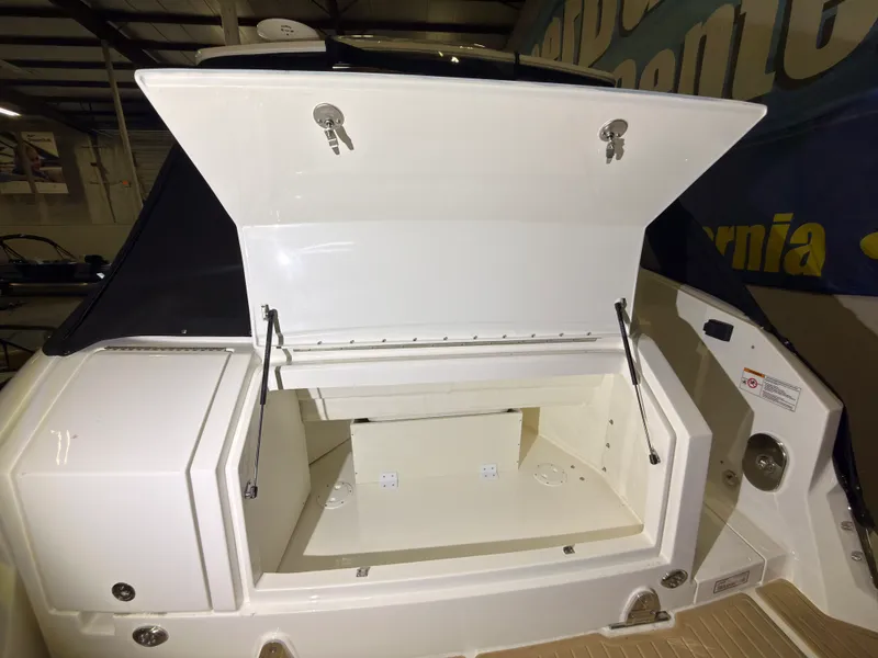 Slide: The Image of Sea Ray Sundancer 320 Outboard 2026 - 4
