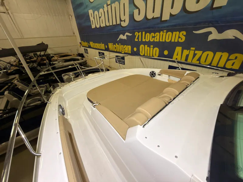 Slide: The Image of Sea Ray Sundancer 320 Outboard 2026 - 28