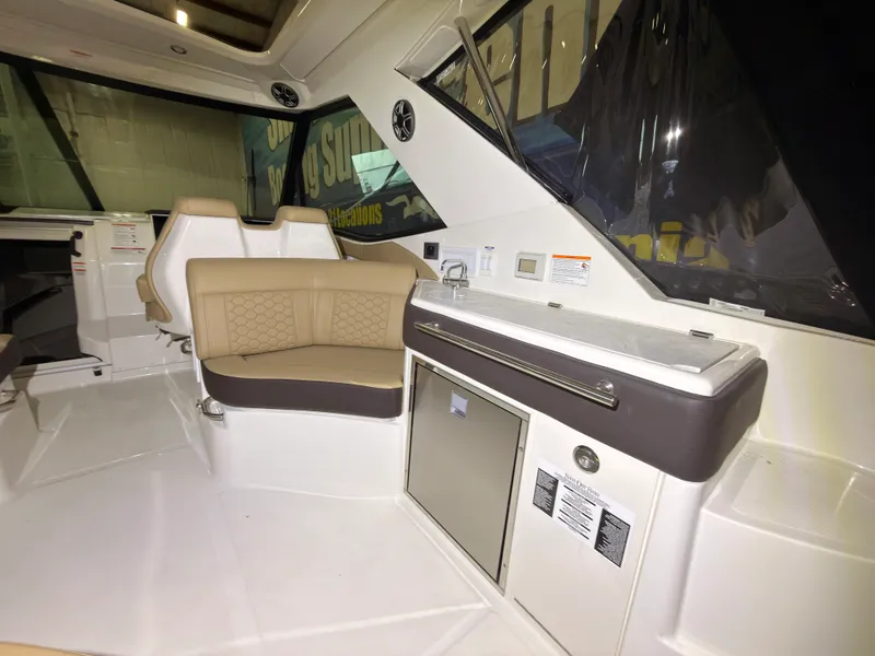 Slide: The Image of Sea Ray Sundancer 320 Outboard 2026 - 11