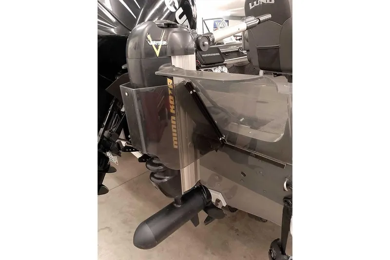 Slide: The Image of 2016 Lund 2075 Pro Guide boat with Minn Kota motor, detailed view. - 41