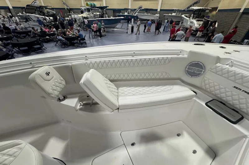 Slide: The Image of Sea Pro 332 DLX 2026 - 65