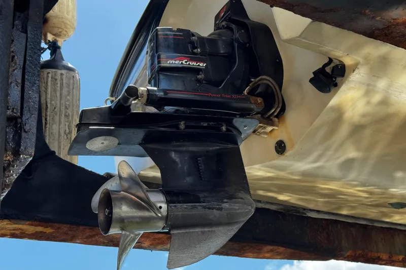 Slide: The Image of 2000 Chaparral Sunesta 232 boat with MerCruiser outdrive, detailed view of propeller and stern. - 36