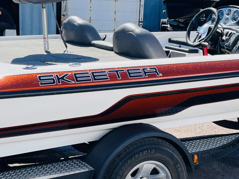 Slide: The Image of Skeeter ZX190 2010 - 11