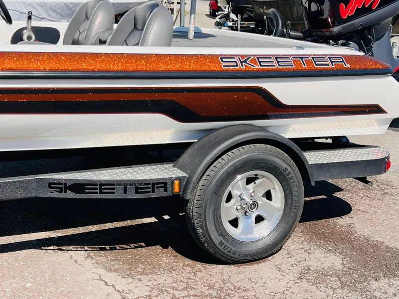 Slide: The Image of Skeeter ZX190 2010 - 12