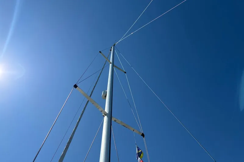 Slide: The Image of Mast of 2005 Tartan 4100 sailboat against clear blue sky. - 29