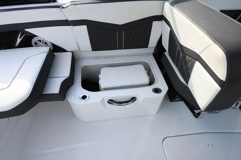 Slide: The Image of 2021 Monterey 275 Super Sport boat interior with built-in cooler and stylish seating. - 18