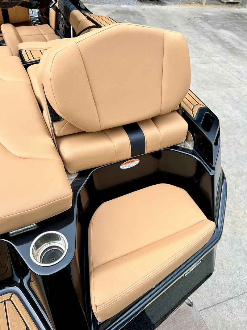 Slide: The Image of MasterCraft XT23 2022 - 10