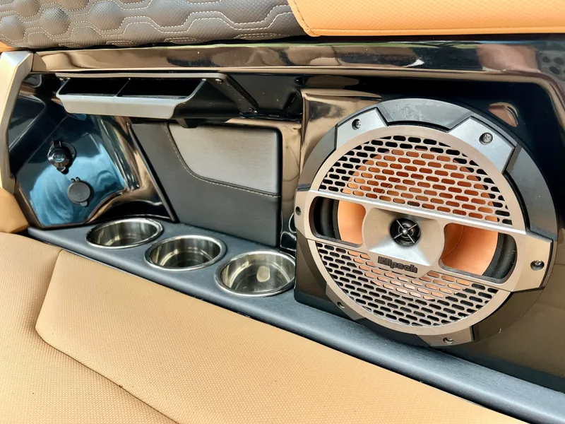 Slide: The Image of MasterCraft XT23 2022 - 18