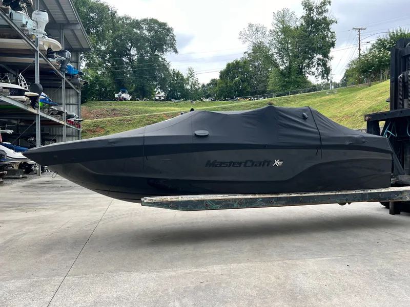 Slide: The Image of MasterCraft XT23 2022 - 2