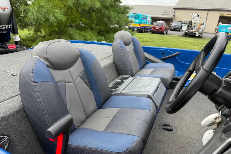 Slide: The Image of Interior of 2018 SKEER ZX190 boat with blue and gray seating. - 9