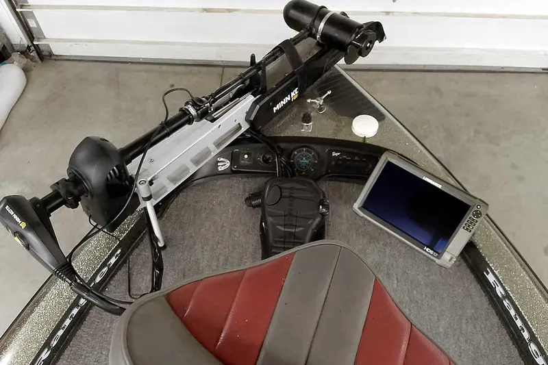 Slide: The Image of 1996 Ranger 487VS boat interior with Minn Kota trolling motor and Lowrance fish finder. - 21