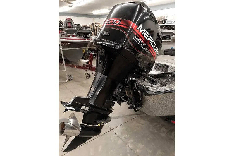 Slide: The Image of 1996 Ranger 487VS boat with Mercury 200 HP outboard motor in a showroom. - 3