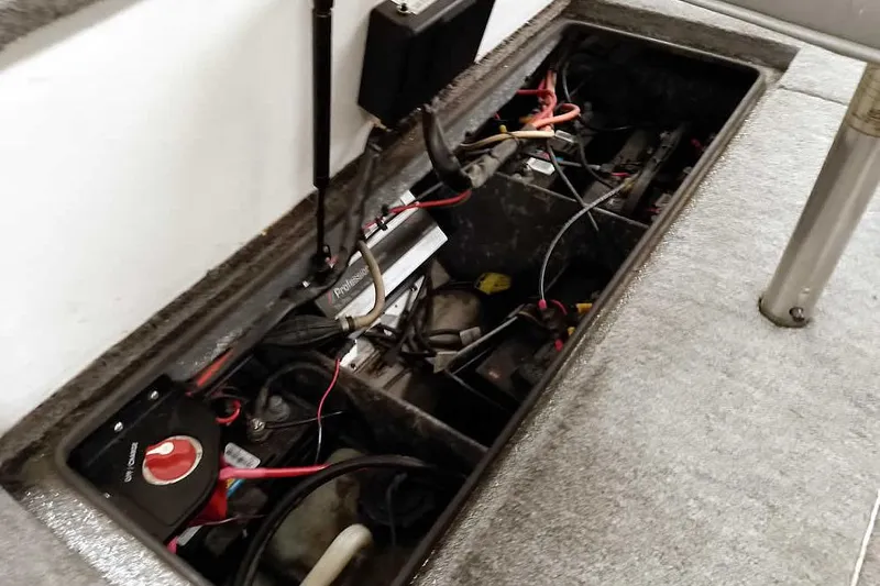 Slide: The Image of 1996 Ranger 487VS boat battery compartment with wiring and switch. - 38