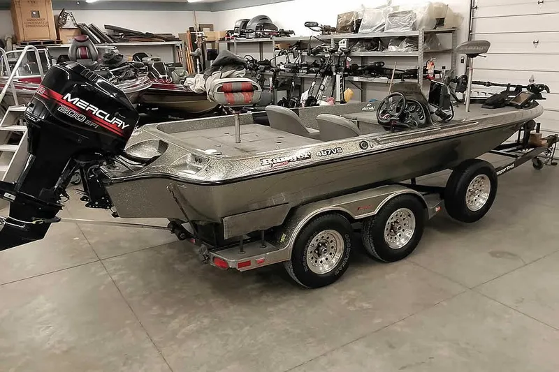 Slide: The Image of 1996 Ranger 487VS boat with Mercury 200 EFI engine in a garage setting. - 42