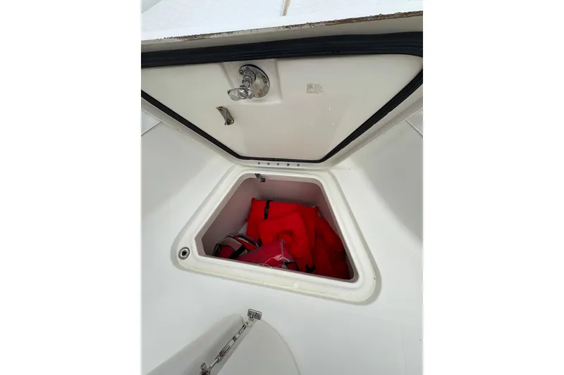 Slide: The Image of Storage compartment on 2007 Hydra-Sports Vector 3300 CC with life jackets inside. - 20