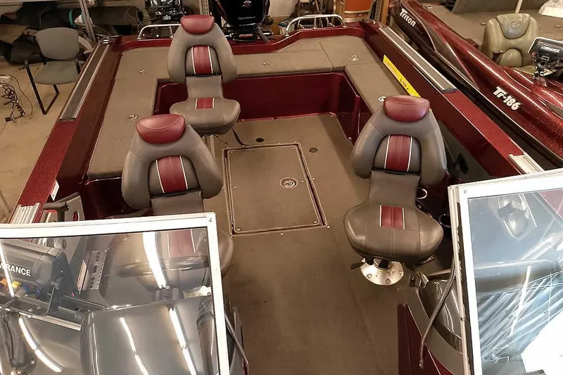 Slide: The Image of 2014 Ranger 621VS Fisherman boat interior with four seats and spacious deck. - 20