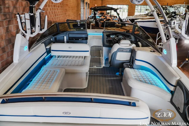 Slide: The Image of Cobalt R7 Surf 2019 - 11