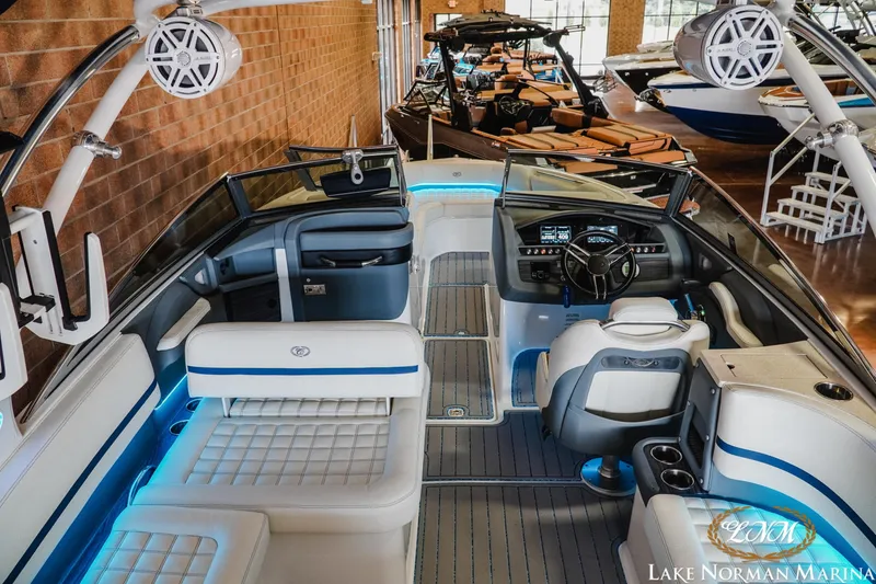 Slide: The Image of Cobalt R7 Surf 2019 - 14