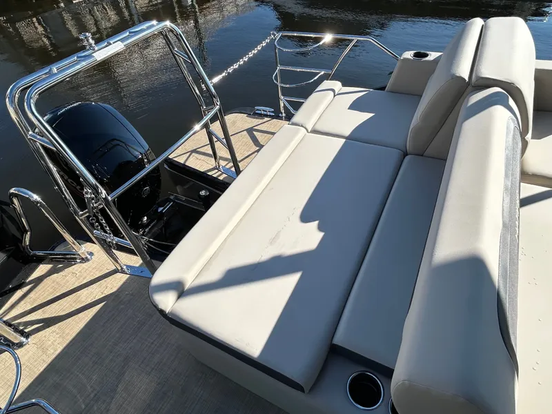 Slide: The Image of Harris Cruiser 230 2026 - 11