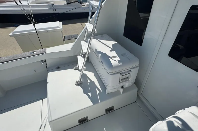 Slide: The Image of 1975 Chris Craft 30 Tournament SF boat deck with cooler and ladder. - 12