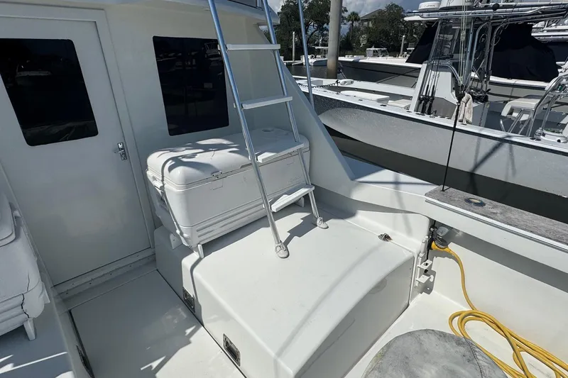 Slide: The Image of 1975 Chris Craft 30 Tournament SF boat deck with ladder and storage. - 13
