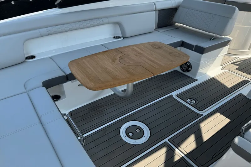 Slide: The Image of Sea Ray SDX 290 Outboard 2023 - 15