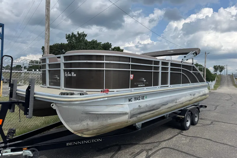 The Image of 2018 Bennington 23 SSBXP pontoon boat on trailer under cloudy sky. - 0