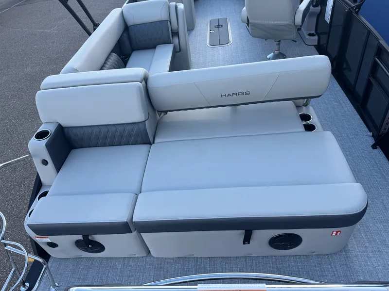 Slide: The Image of Harris Cruiser 230 2026 - 11