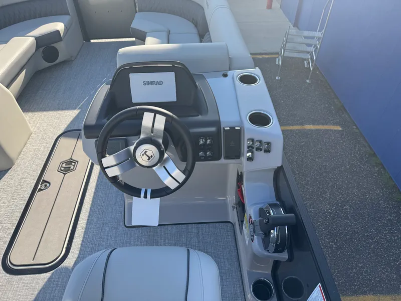 Slide: The Image of Harris Cruiser 230 2026 - 31