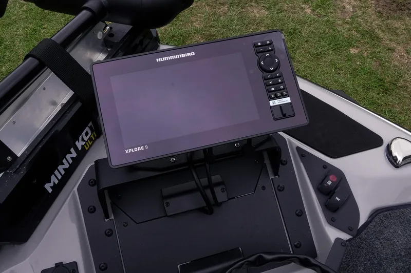 Slide: The Image of Humminbird Xplore 9 fishfinder on 2026 Skeeter ZXR20 SE boat, featuring Minn Kota Ultrex. - 30